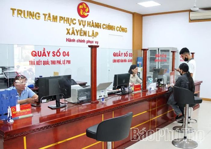 Cán bộ Trung tâm Phục vụ hành chính công xã Yên Lập hỗ trợ người dân giải quyết thủ tục hành chính.