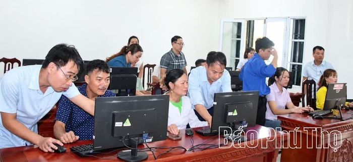 Hướng dẫn người dân thực hành trên máy tính tại Phòng công nghệ số cộng đồng xã Yên Lập, giúp nâng cao kỹ năng sử dụng các tiện ích số.