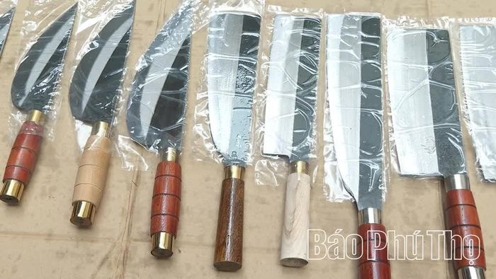 Các sản phẩm dao và dụng cụ lao động của làng rèn Bàn Mạch góp phần khẳng định giá trị nghề truyền thống trên thị trường.