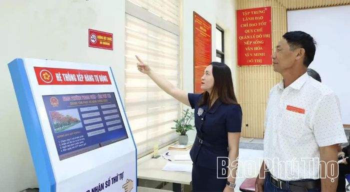 Cán bộ phường Phong Châu tuyên truyền người dân không hút thuốc lá nơi công sở.