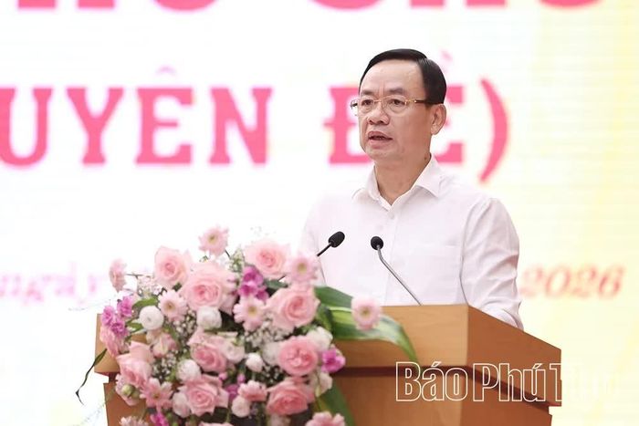 Đồng chí Phó Chủ tịch UBND tỉnh Quách Tất Liêm trình bày dự thảo nghị quyết liên quan đến đầu tư phát triển hạ tầng giao thông.