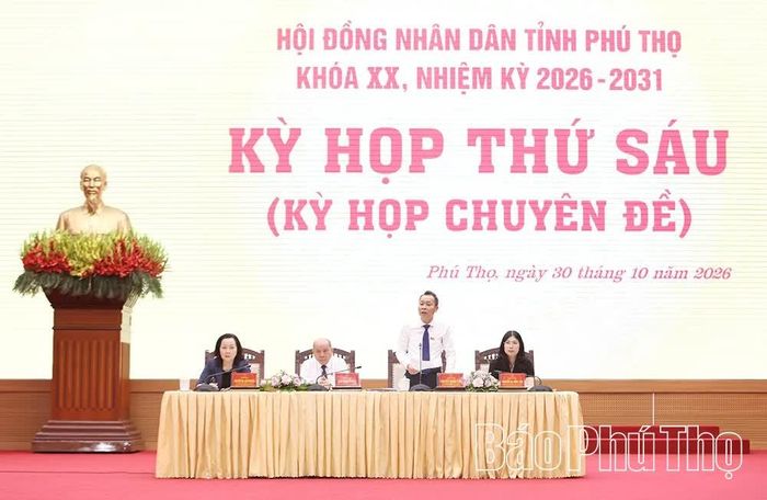 Đồng chí Phó Chủ tịch Thường trực HĐND tỉnh Nguyễn Trung Kiên điều hành phiên thảo luận tại hội trường. 