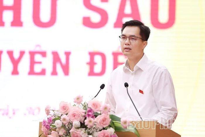 Đại biểu Nguyễn Việt Quỳnh thảo luận tại hội trường.
