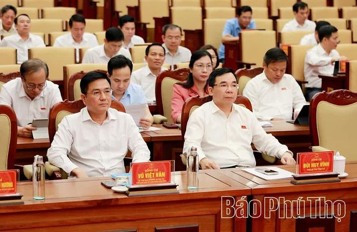 Các đại biểu dự kỳ họp.