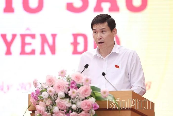 Trưởng Ban Pháp chế HĐND tỉnh Đinh Đức Lân trình bày báo cáo kết quả thẩm tra dự thảo nghị quyết trình tại kỳ họp.