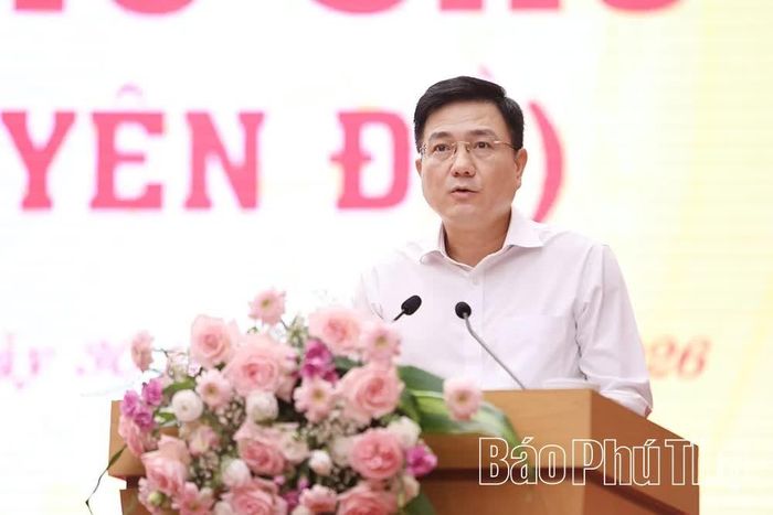 Đồng chí Phó Chủ tịch UBND tỉnh Vũ Việt Văn trình bày dự thảo nghị quyết về điều chỉnh địa giới đơn vị hành chính.