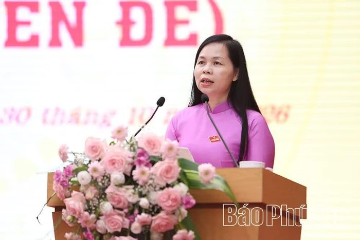 Đại biểu Nguyễn Hương Giang thảo luận tại hội trường.