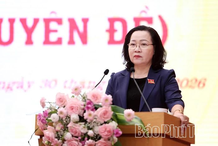 Đồng chí Phó Chủ tịch HĐND tỉnh Nguyễn Thị Cẩm Phương điều hành phần thông qua các nghị quyết tại kỳ họp.