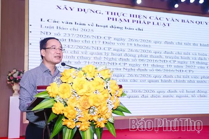 Đồng chí Nguyễn Văn Hiếu - Phó Cục trưởng Cục Báo chí truyền đạt các nội dung tại hội nghị.