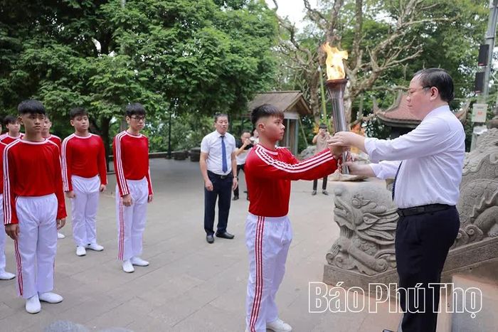 Lãnh đạo Sở Giáo dục và Đào tạo trao ngọn đuốc lửa thiêng cho vận động viên tiêu biểu tham dự Hội khỏe Phù Đổng tỉnh Phú Thọ lần thứ I, năm 2026.