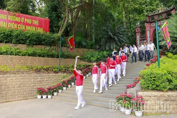 Các vận động viên thực hiện nghi thức rước đuốc.