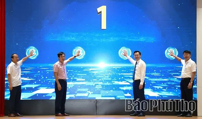Đại biểu bấm nút phát động Cuộc thi ảnh, video clip “Ấn tượng Di sản Yên Tử - Vĩnh Nghiêm - Côn Sơn, Kiếp Bạc”.