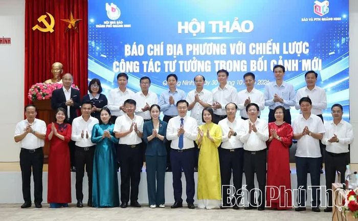 Các đại biểu chụp ảnh lưu niệm.