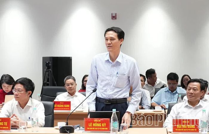 Lãnh đạo Báo và phát thanh, truyền hình Ninh Bình tham gia ý kiến.
