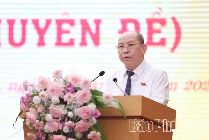 Đồng chí Bùi Đức Hinh - Phó Bí thư Tỉnh ủy, Chủ tịch HĐND tỉnh phát biểu khai mạc kỳ họp.