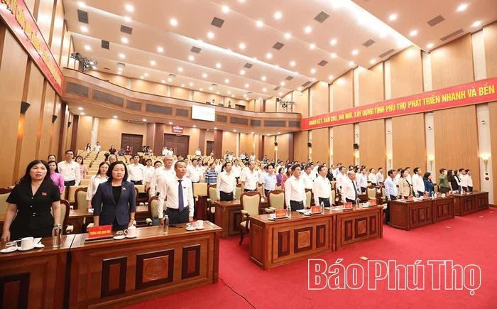 Các đại biểu thực hiện nghi lễ chào cờ.