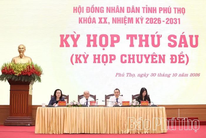 Các đồng chí Chủ tọa kỳ họp.
