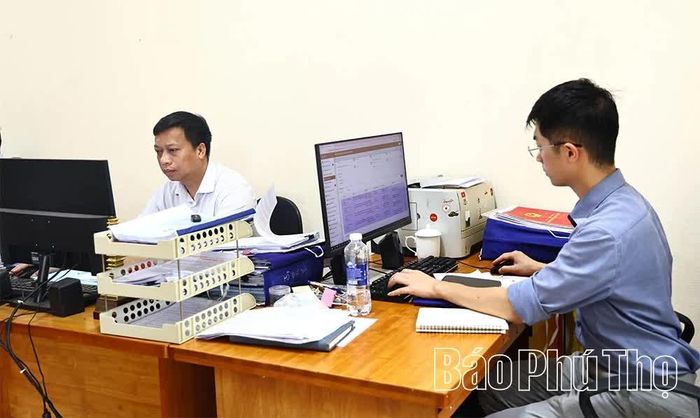 Cán bộ Phòng Kinh tế, xã Hoàng An cập nhật dữ liệu đất đai trên hệ thống phần mềm quản lý của ngành.