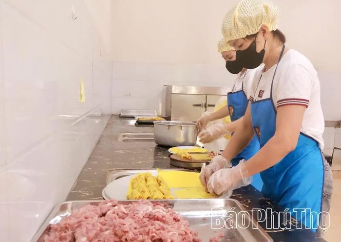 Bộ phận nuôi dưỡng Trường Mầm non Chân Mộng chuẩn bị bữa ăn đầy đủ dinh dưỡng, bảo đảm ATTP, góp phần nâng cao sức khỏe và thể chất cho trẻ.