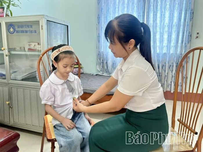Nhân viên Trường Tiểu học Chân Mộng kiêm nhiệm công tác y tế học đường theo dõi sức khỏe cho học sinh có biểu hiện đau bụng tại phòng y tế nhà trường, góp phần bảo đảm sức khỏe và sự an toàn cho các em trong thời gian học tập.