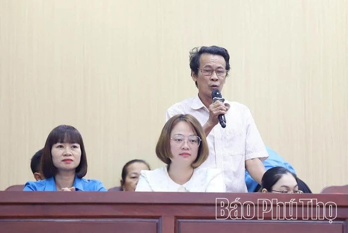 Đại diện các hộ dân nêu ý kiến tại buổi đối thoại.