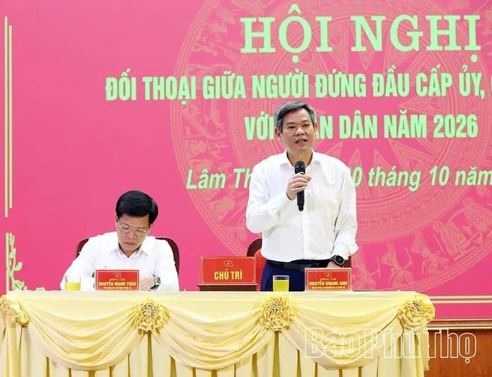 Lãnh đạo xã Lâm Thao giải đáp ý kiến của Nhân dân. 