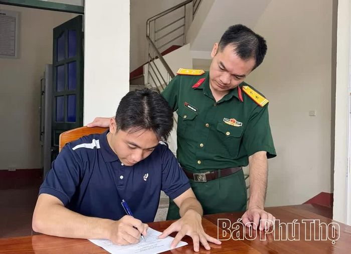 Công dân phường Việt Trì viết đơn tình nguyện nhập ngũ năm 2027.