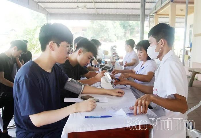 Khu vực đo huyết áp, kiểm tra tim mạch.