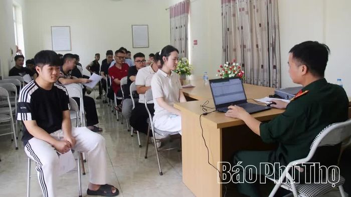 Công dân hoàn thành khám sơ tuyển nghe thông báo về kết quả sức khỏe.