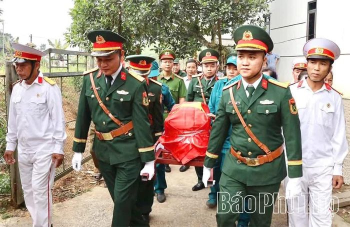 Hài cốt liệt sĩ Hoàng Văn Thịnh được đón nhận về an táng tại nghĩa trang quê nhà sau 55 năm hy sinh.