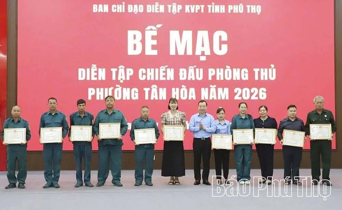 Lãnh đạo UBND phường Tân Hòa trao giấy khen cho các tập thể có thành tích xuất sắc trong diễn tập.