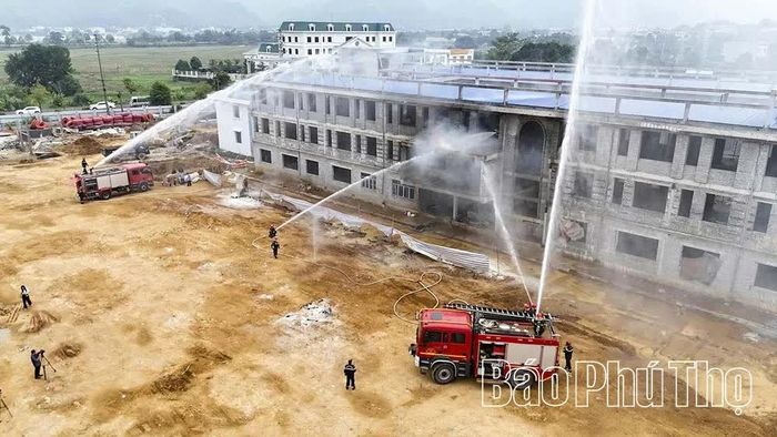 Các lực lượng tham gia phối hợp xử lý tình huống giả định tập trung đông người gây rối an ninh trật tự kết hợp chữa cháy.