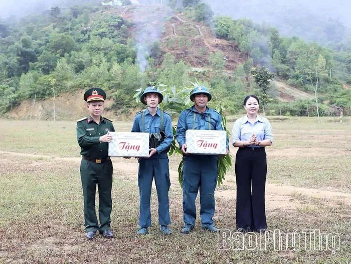 Lãnh đạo Bộ CHQS tỉnh và Đảng ủy phường Tân Hòa tặng quà lực lượng tham gia diễn tập phần thực binh chiến đấu phòng thủ.