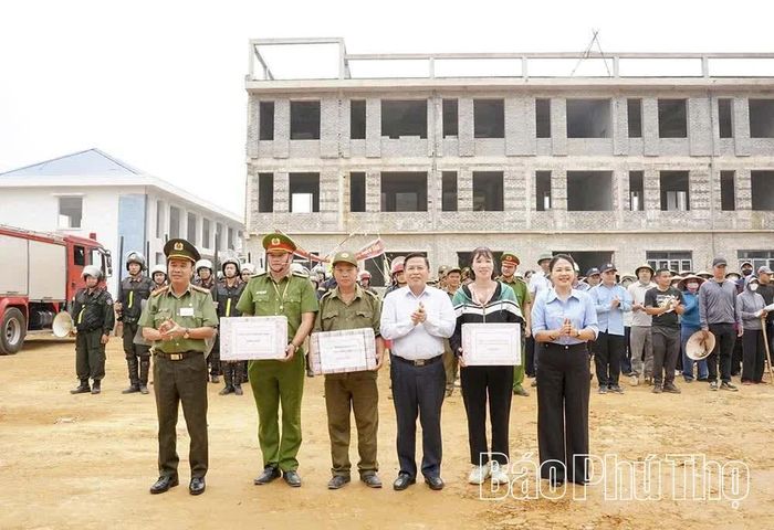 Phó Chủ tịch UBND tỉnh Đinh Công Sứ tặng quà các lực lượng tham gia diễn tập thực binh.
