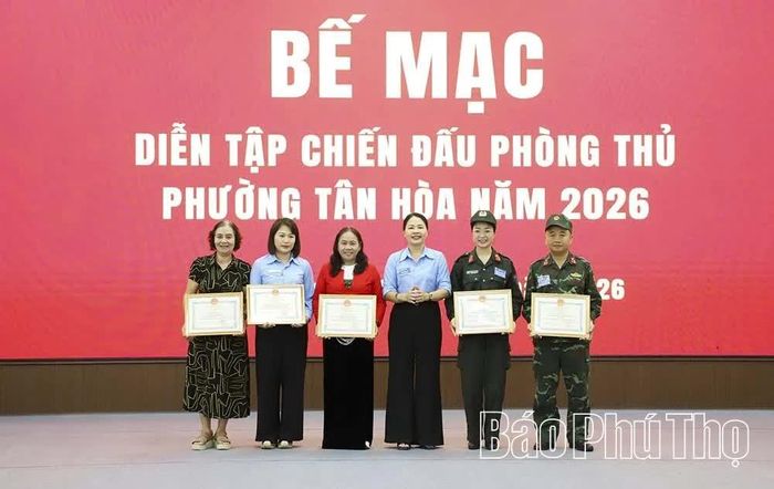 Lãnh đạo Đảng ủy phường Tân Hòa trao giấy khen cho các cá nhân có thành tích xuất sắc.