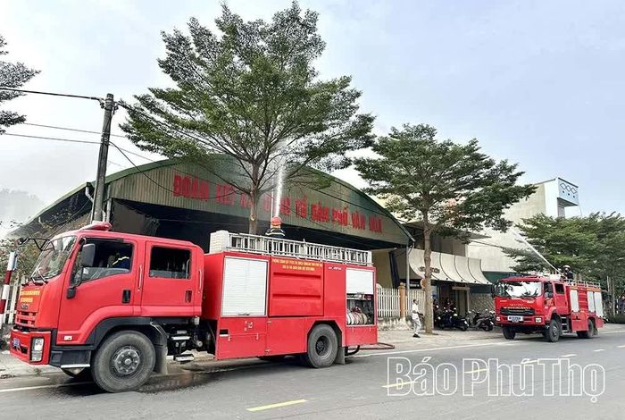 UBND phường Thanh Miếu phối hợp tổ chức thực tập phương án chữa cháy và cứu nạn, cứu hộ có huy động nhiều lực lượng tham gia.