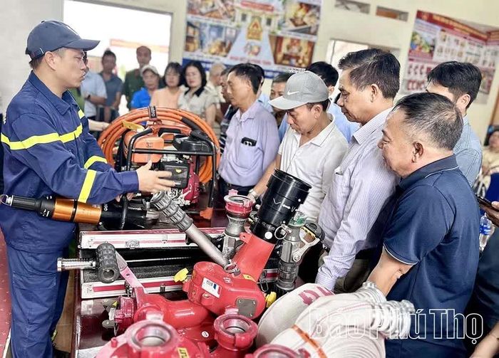 Cán bộ Phòng Cảnh sát PCCC và CNCH (Công an tỉnh) hướng dẫn người dân sử dụng thiết bị phòng cháy, chữa cháy tại buổi ra mắt Trung tâm.