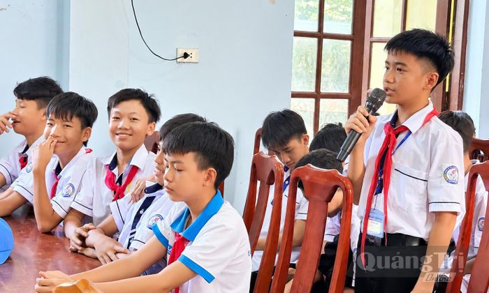Học sinh Trường TH-THCS Trường Xuân đặt câu hỏi tại buổi đối thoại - Ảnh: Q.N