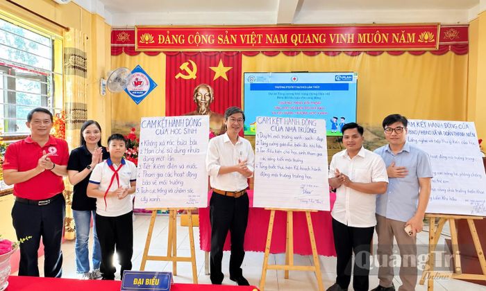 Đại diện các đơn vị ký cam kết hành động bảo vệ môi trường, ứng phó với biến đổi khí hậu và xây dựng trường học xanh - Ảnh: Q.N