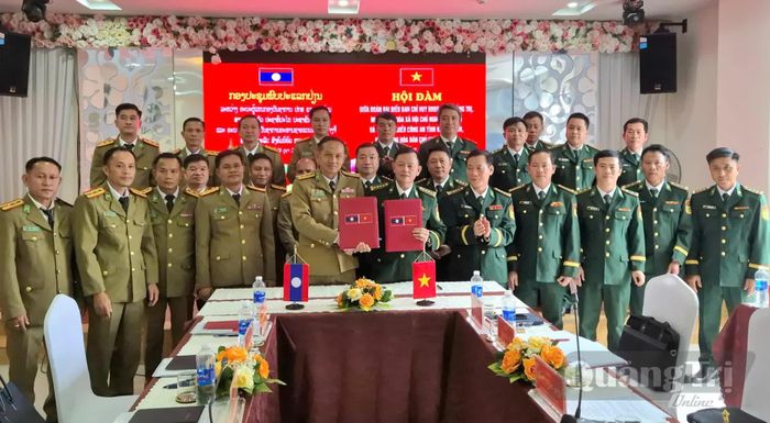 Hai lực lượng ký kết biên bản hội đàm - Ảnh: N.H