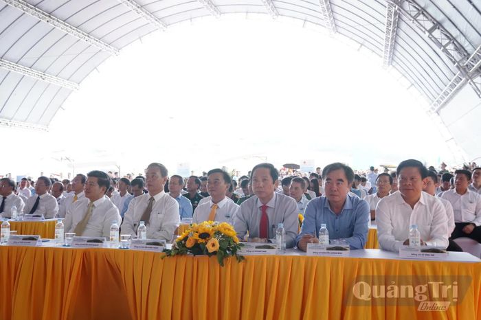 Các đồng chí lãnh đạo tỉnh tham dự lễ khởi công - Ảnh: X.P