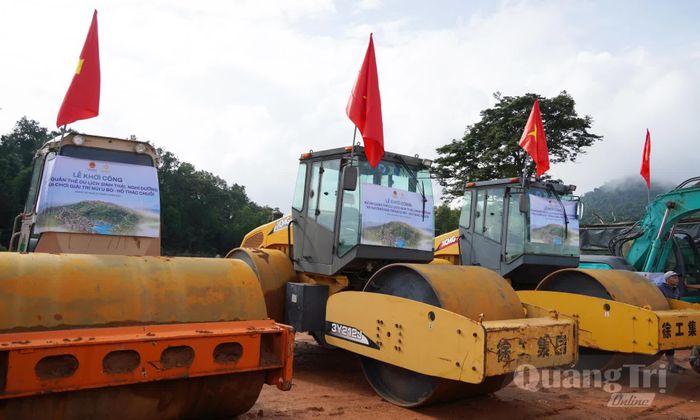 Máy móc, phương tiện được tập kết để sẵn sàng thi công ngay sau lễ khởi công - Ảnh: X.P