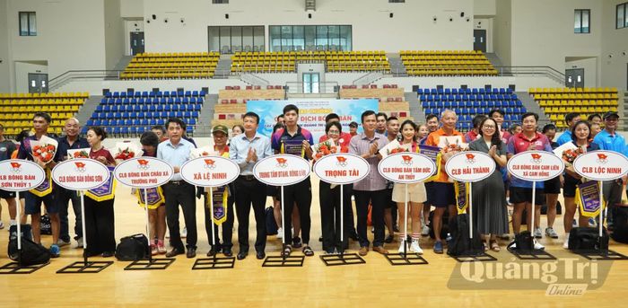 Ban Tổ chức tặng hoa và cờ lưu niệm cho các vận động viên - Ảnh: C.H
