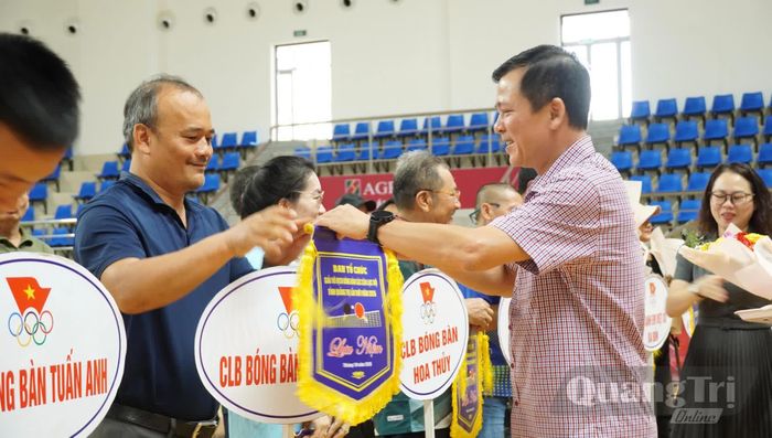 Đại diện lãnh đạo Sở Văn hóa, Thể thao và Du lịch tặng cờ lưu niệm cho các câu lạc bộ, vận động viên - Ảnh: C.H