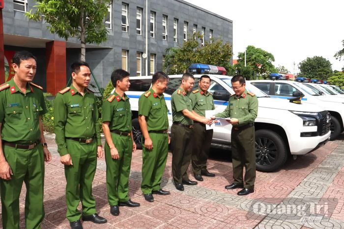 Bàn giao phương tiện cho lực lượng Công an cấp xã - Ảnh: L.T
