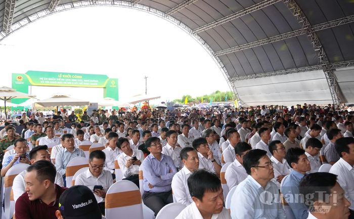 Lễ khởi công thu hút đông đảo người dân địa phương - Ảnh: X.P