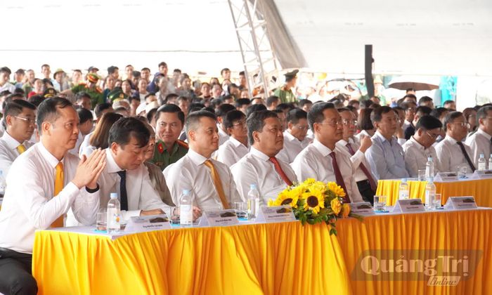 Các đại biểu tham dự lễ khởi công - Ảnh: X.P