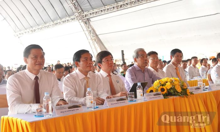 Các đại biểu tham dự lễ khởi công - Ảnh: X.P