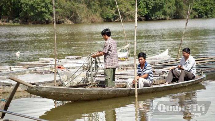 Chuẩn bị dây buộc, cọc neo nhằm bảo đảm an toàn lồng bè trước mùa mưa bão - Ảnh: L.A