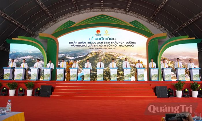 Các đại biểu thực hiện nghi thức nhấn nút khởi công - Ảnh: X.P